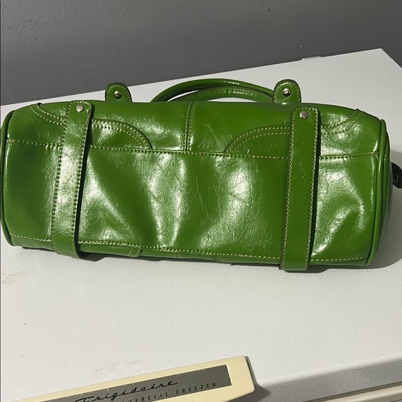 Vibrant Green Glossy Leather Shoulder Bag - Picture 8 of 8